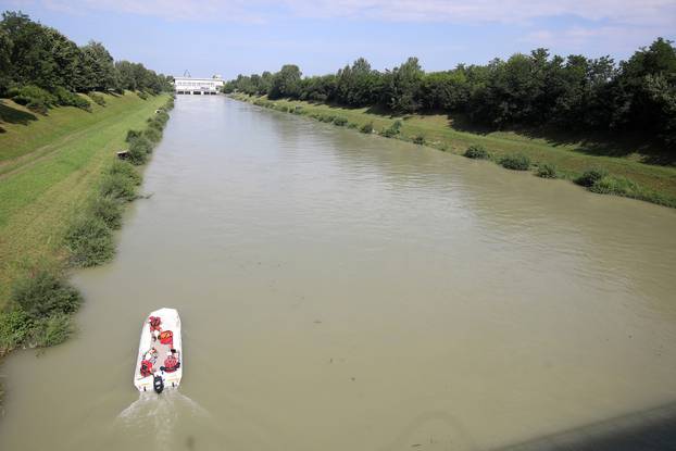 Sračinec: Potraga za vozilom koje je jučer sletjelo u kanal HE Varaždin