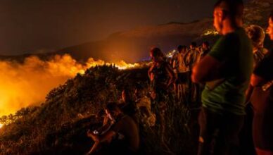 FOTO Vatrenoj stihiji gledaju 'u oči'. Pogledajte stravične scene s požarišta, širi se u dvije fronte