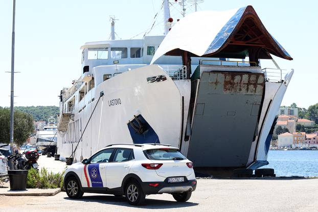 Mali Lošinj: U tijeku je očevid nakon što je troje djelatnika Jadrolinije poginulo nakon pada rampe