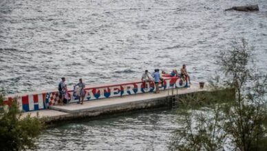 FOTO Nema jeseni za Splićane: Na Firulama i dalje ima kupača