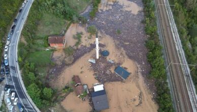 Dramati&ccaron;ni prizori iz zraka Donje Jablanice