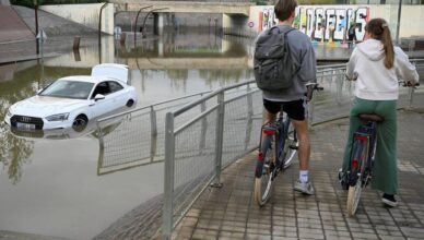 Ekipe u Valenciji prebiru blato i ostatke od poplava u velikoj operaciji &ccaron;iš&cacute;enja